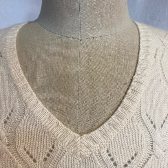 Pure cashmere ivory vneck sweater - Picture 2 of 9